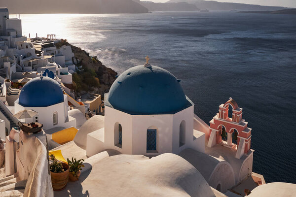 Голубая церковь Санторини с видом на Кальдеру - деревня Оя, остров Санторини, Греция