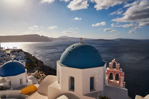 Famosa Iglesia Las Cúpulas Azules Santorini Con Vista Caldera Oia —  Fotos de Stock