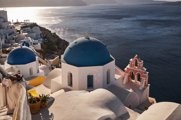 Голубая церковь Санторини с видом на Кальдеру - деревня Оя, остров Санторини, Греция
