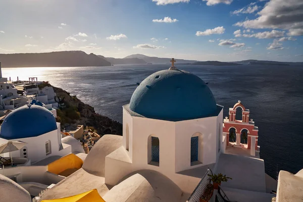 Famosa Iglesia Las Cúpulas Azules Santorini Con Vista Caldera Oia —  Fotos de Stock