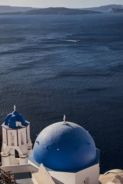 Meşhur Mavi Kubbe Kilisesi Santorini Caldera Manzaralı Oia Köyü Santorini — Stok fotoğraf