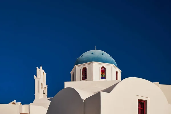 그리스 산토리니 교회의 칼데라 절벽에 전통적 화이트 하우스 — 스톡 사진