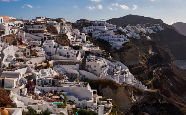 Yunanistan 'ın Santorini Adası' ndaki Posta Kartı Mükemmel Oia Köyü 'nün Panoramik Hava Görüntüsü - Caldera Kayalıklarındaki Geleneksel Beyaz Evler - Günbatımı