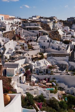 Yunanistan 'ın Santorini Adası' ndaki Posta Kartı Mükemmel Oia Köyü 'nün Panoramik Hava Görüntüsü - Caldera Kayalıklarındaki Geleneksel Beyaz Evler - Günbatımı