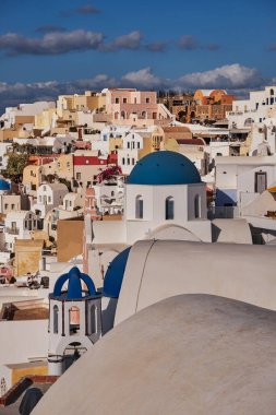 Yunanistan 'ın Santorini Adası' ndaki Oia Köyü ve Mavi Kubbe Kilisesi 'nin Panoramik Hava Görüntüsü - Caldera Kayalıklarındaki Geleneksel Beyaz Evler - Günbatımı