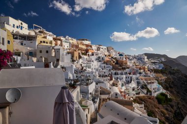 Yunanistan 'ın Santorini Adası' ndaki Posta Kartı Mükemmel Oia Köyü 'nün Panoramik Hava Görüntüsü - Caldera Kayalıklarındaki Geleneksel Beyaz Evler - Günbatımı