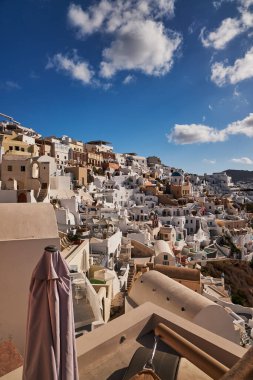 Yunanistan 'ın Santorini Adası' ndaki Posta Kartı Mükemmel Oia Köyü 'nün Panoramik Hava Görüntüsü - Caldera Kayalıklarındaki Geleneksel Beyaz Evler - Günbatımı