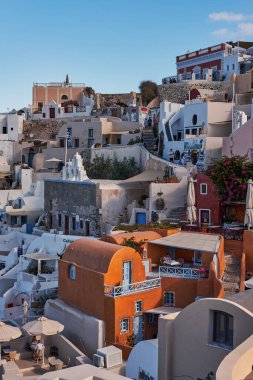 Yunanistan 'ın batımında Ege Denizi' ndeki Santorini adasında geleneksel beyaz evleri ve yel değirmenleriyle eski Oia köyünden güzel bir manzara