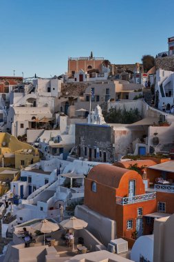 Yunanistan 'ın batımında Ege Denizi' ndeki Santorini adasında geleneksel beyaz evleri ve yel değirmenleriyle eski Oia köyünden güzel bir manzara