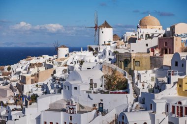 Yunanistan 'ın batımında Ege Denizi' ndeki Santorini adasında geleneksel beyaz evleri ve yel değirmenleriyle eski Oia köyünden güzel bir manzara