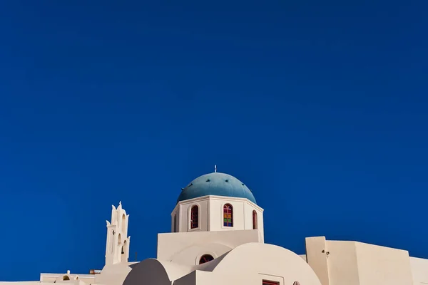 Λευκός Ναός Καμπαναριό Και Μπλε Τρούλο Στην Οία Θέα Στην — Φωτογραφία Αρχείου