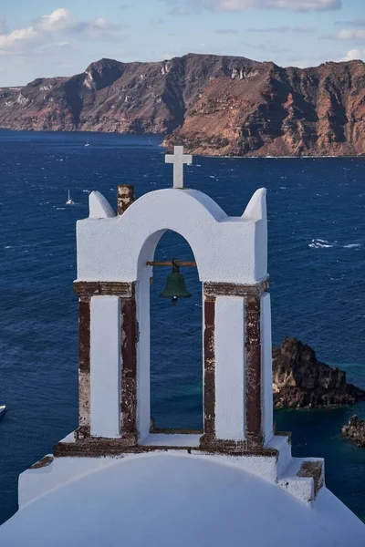 Fehér Templom Harangtoronnyal Oia Village Caldera View Santorini Island Görögország — Stock Fotó