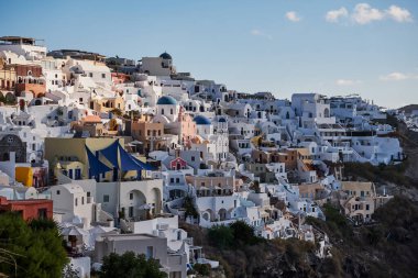 Yunanistan 'ın Santorini Adası' ndaki Posta Kartı Mükemmel Oia Köyü 'nün Panoramik Hava Görüntüsü - Caldera Kayalıklarındaki Geleneksel Beyaz Evler - Günbatımı