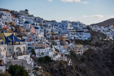 Yunanistan 'ın Santorini Adası' ndaki Posta Kartı Mükemmel Oia Köyü 'nün Panoramik Hava Görüntüsü - Caldera Kayalıklarındaki Geleneksel Beyaz Evler - Günbatımı