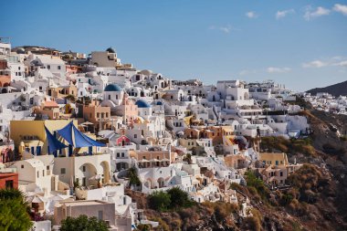 Yunanistan 'ın Santorini Adası' ndaki Posta Kartı Mükemmel Oia Köyü 'nün Panoramik Hava Görüntüsü - Caldera Kayalıklarındaki Geleneksel Beyaz Evler - Günbatımı