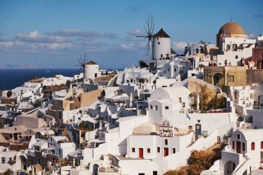 Yunanistan 'ın Santorini Adası' ndaki Posta Kartı Mükemmel Oia Köyü 'nün Panoramik Hava Görüntüsü - Caldera Kayalıklarındaki Geleneksel Beyaz Evler - Günbatımı