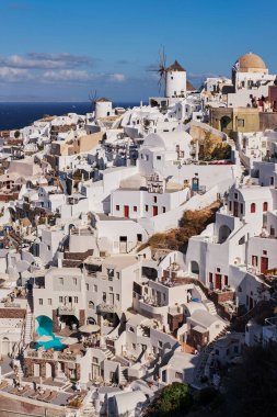 Yunanistan 'ın Santorini Adası' ndaki Posta Kartı Mükemmel Oia Köyü 'nün Panoramik Hava Görüntüsü - Caldera Kayalıklarındaki Geleneksel Beyaz Evler - Günbatımı