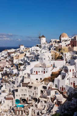 Yunanistan 'ın Santorini Adası' ndaki Posta Kartı Mükemmel Oia Köyü 'nün Panoramik Hava Görüntüsü - Caldera Kayalıklarındaki Geleneksel Beyaz Evler - Günbatımı