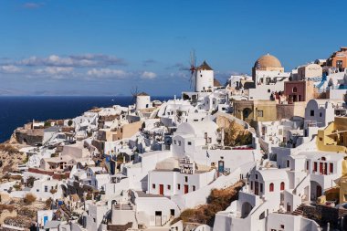 Yunanistan 'ın Santorini Adası' ndaki Posta Kartı Mükemmel Oia Köyü 'nün Panoramik Hava Görüntüsü - Caldera Kayalıklarındaki Geleneksel Beyaz Evler - Günbatımı