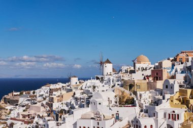 Yunanistan 'ın Santorini Adası' ndaki Posta Kartı Mükemmel Oia Köyü 'nün Panoramik Hava Görüntüsü - Caldera Kayalıklarındaki Geleneksel Beyaz Evler - Günbatımı