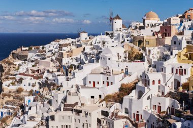 Yunanistan 'ın Santorini Adası' ndaki Posta Kartı Mükemmel Oia Köyü 'nün Panoramik Hava Görüntüsü - Caldera Kayalıklarındaki Geleneksel Beyaz Evler - Günbatımı
