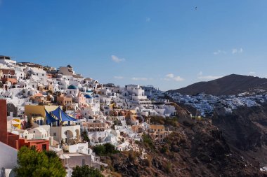Yunanistan 'ın Santorini Adası' ndaki Posta Kartı Mükemmel Oia Köyü 'nün Panoramik Hava Görüntüsü - Caldera Kayalıklarındaki Geleneksel Beyaz Evler - Günbatımı