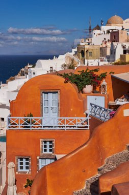 Yunanistan 'ın Ege Denizi' ndeki Santorini adasında geleneksel beyaz ve turuncu evleri olan Oia köyünden güzel bir manzara