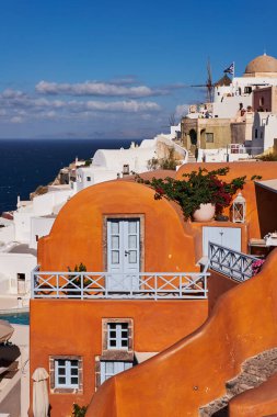 Yunanistan 'ın Ege Denizi' ndeki Santorini adasında geleneksel beyaz ve turuncu evleri olan Oia köyünden güzel bir manzara