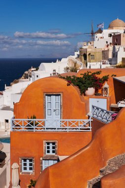 Yunanistan 'ın Ege Denizi' ndeki Santorini adasında geleneksel beyaz ve turuncu evleri olan Oia köyünden güzel bir manzara