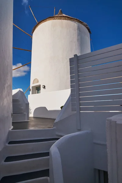 風車と伝統的なホワイトハウス ギリシャ サントリーニ島 オイア村 — ストック写真