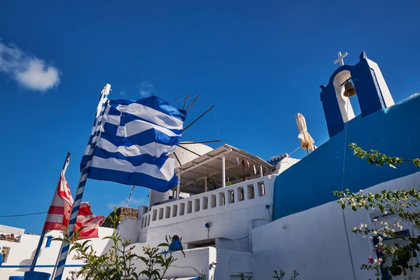 Λευκό Καμπαναριό Ορθόδοξης Εκκλησίας Και Ελληνικής Σημαίας Oia Village Στη — Φωτογραφία Αρχείου