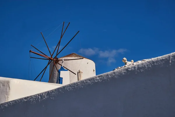 Windmühle Und Traditionelle Weiße Häuser Oia Village Santorin Griechenland — Stockfoto
