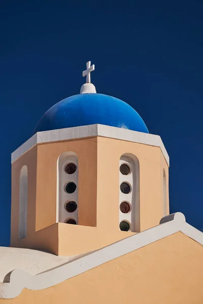그리스 산토리니 아름다운 하늘을 배경으로 정교회 색상의 — 스톡 사진