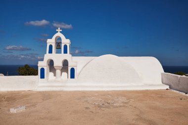 Oia köyü, Santorini Adası, Yunanistan 'da bir Teras' ta küçük bir beyaz kilise.