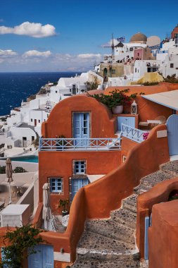 Yunanistan 'ın Ege Denizi' ndeki Santorini adasında geleneksel beyaz ve turuncu evleri olan Oia köyünden güzel bir manzara