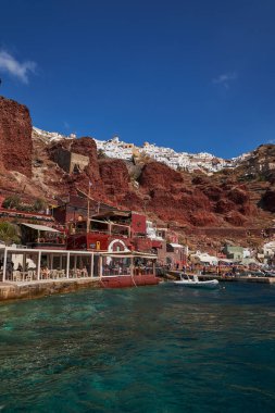 Amoudy Körfezi Kızıl Volkanik Kayalıkları - Ege Denizi 'ndeki Balıkçı Tekneleri ve Restoranları - Santorini Adası, Yunanistan