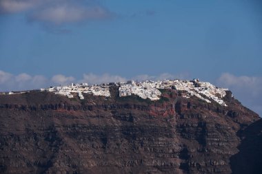 Yunanistan 'ın Santorini Adasındaki Mükemmel Imerovigli Köyü Panoramik Hava Görüntüsü - Caldera Kayalıklarında Geleneksel Beyaz Evler - Günbatımı