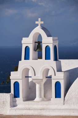 Oia köyü, Santorini Adası, Yunanistan 'da Caldera Manzaralı Küçük Ortodoks Kilisesi' nin Terası