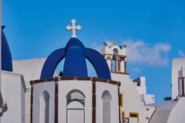Meşhur Mavi Kubbe Kilisesi Santorini Caldera Manzaralı - Oia Köyü, Santorini Adası, Yunanistan