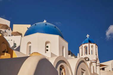 Meşhur Mavi Kubbe Kilisesi Santorini Caldera Manzaralı - Oia Köyü, Santorini Adası, Yunanistan