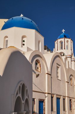Meşhur Mavi Kubbe Kilisesi Santorini Caldera Manzaralı - Oia Köyü, Santorini Adası, Yunanistan