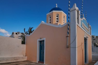 Yunanistan 'ın Santorini Adası' nda Mavi Kubbe 'ye karşı Ortodoks Sarı Kilise