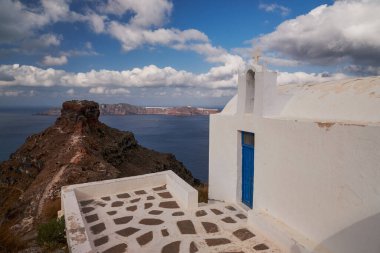 Yunanistan 'ın Santorini Adası' ndaki Imerovigli Skaros Kayası 'nın Panoramik Hava Görüntüsü - Caldera Kayalıkları - Küçük Beyaz Ortodoks Kilisesi