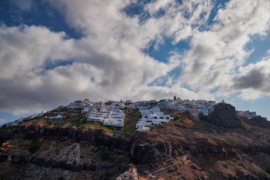 Yunanistan 'ın Santorini Adası' ndaki Imerovigli Köyünün Panoramik Hava Görüntüsü - Caldera Kayalıklarındaki Geleneksel Beyaz Evler
