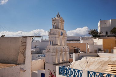 Megalochori Köyündeki Beyaz İkonik Çan Kulesi - Santorini Adası, Yunanistan