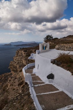 Renkli çan kulesi olan küçük kilise - Megalochori Köyü, Santorini, Yunanistan