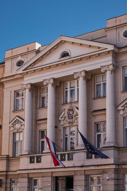 Hırvat ve Avrupa Bayrakları Asılı - Saint Mark Meydanı 'ndaki Hükümet Binaları - Zagreb, Hırvatistan