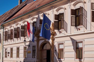 Hırvat ve Avrupa Bayrakları Asılı - Saint Mark Meydanı 'ndaki Hükümet Binaları - Zagreb, Hırvatistan