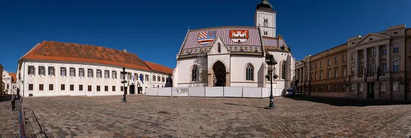 聖マルコ教会 英語版 Crkva マルカ クロアチア ザグレブ コートの腕とカラフルなモザイクの屋根 — ストック写真