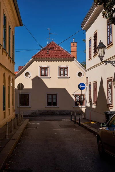 Mała Ulica Cobblestone Tradycyjnymi Budynkami Mieszkalnymi Zagrzeb Chorwacja — Zdjęcie stockowe